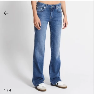 Lågmidjade jeans - Lågmidjade jeans, aldrig använda. Storlek Xs men passar mig som är 34/36. Jag är runt 165 lång
