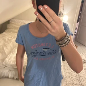 Sufer tröja - Jätte fin ljusblå tröja med tryck på. Aldrig andvänd.