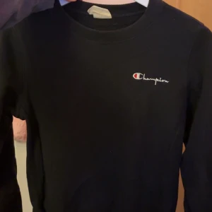 Svart Champion Sweatshirt - Bra skick, storlek XS! Kommer tyvär dock inte till andväning :(