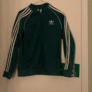 Adidas jacka - Skit snygg adidas jacka i grön, inte andvönt så mycket. Är i barn storlek men passar mig bra som e s