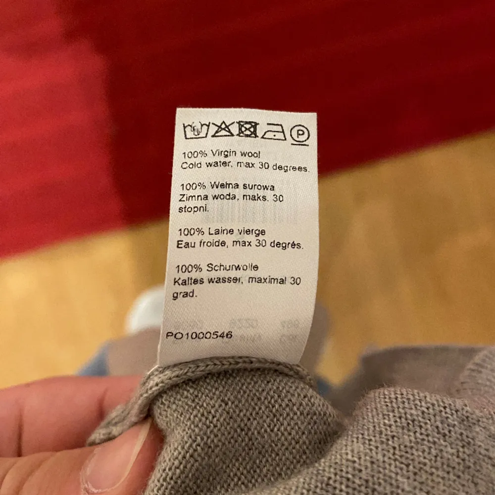 Säljer denna 100% merinoulls tröja  köpt från Volt men Oscar Jacobson som producent. Tröjan säljs enbart via Volt och är inget som går att köpa på Oscar Jacobsons butiker | Skick: 9/10 (inga defekter) | Tveka inte på att höra av dig!. Stickat.