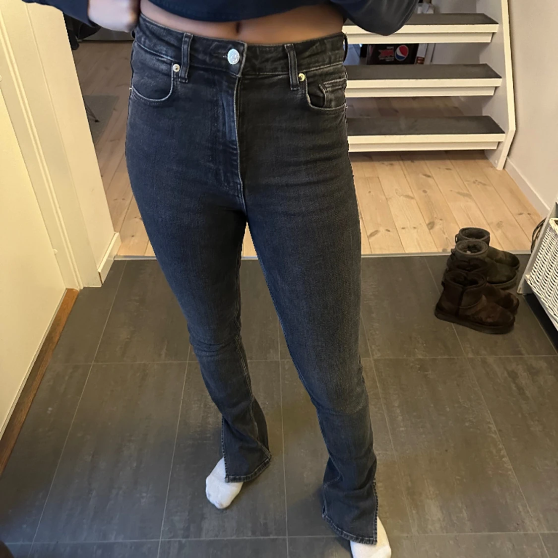 Grå jeans med slits