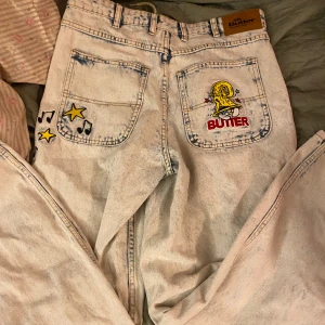 Butter jeans - Butter jeans med snygga fickor och broderier på fransidan. Köpta på junkyard dör ungefär 1 300kr Men aldrig använda, endast provade. Säljer pga att de aldrig används. 