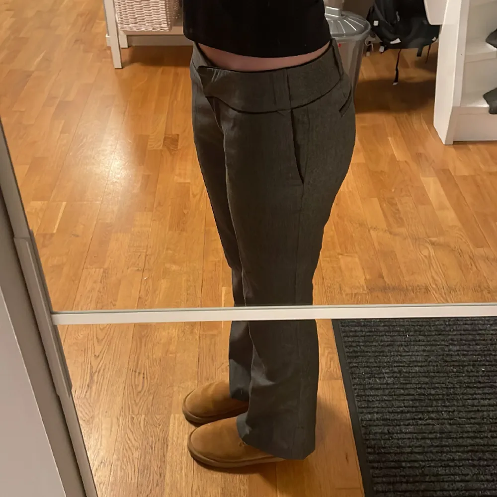 Snygga lowwaist kostymbyxor som passar nån i längden ca 170cm, jag är 176cm. Jeans & Byxor.