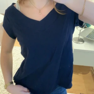 Off Shoulder Tröja💙 - Jättesnygg tröja som används som off shoulder/ öppen rygg tröja🩵 Säljs för att den inte används längre, kontakta mig för fler bilder, frågor och intresse!