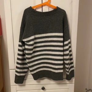 Stickad tröja - Nu säljer jag en helt ny stickad tröja då den inte kommer till användning🫶🏻 Köpte den i somras och den har inga defekter💗 Den är alltså i nyskick💗 Skulle säga att den är i storlek xs/s❤️Pris kan diskuteras🫶🏻