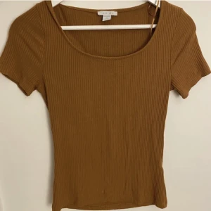 Rostbrun topp - Superfin och mjukt ribbad topp från New Yorker i storlek xs men skulle mer uppskatta en S💕