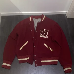 Vintage Varsity jacket - Jag köpte jackan i Paris för något år sedan, säljer den pågrund av att jag har för många jackor!