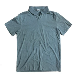 Filippa K pikétröja/tshirt - säljer min turkosblaa pikétröja frản Filippa K för att den inte är min stil. Inga defekter och är i princip nyskick. om du har frågor så är det bara att kontakta mig.