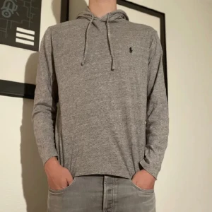 Polo Ralph Lauren Hoodie  - PRL hoodie i fint skick, inga skavanker. Storlek M. Pris ej hugget i sten. Skriv vid frågor eller funderingar! 