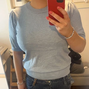 Blå stickad tröja  - Blå finstickad 3/4 tröja från st tropez, strlk L-XL men passar såklart andra bara mer oversized