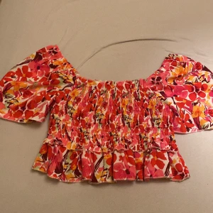 Topp - Super fin blommig topp använt 1gång.