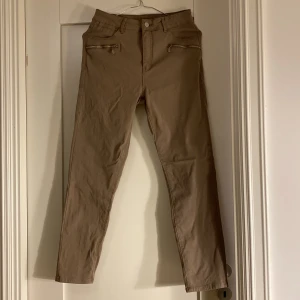 Flash Woman byxa - Mycket fina Flash woman byxor med dragkedja under fickorna där fram. Använd gärna köp nu om du inte har några frågor!