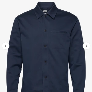 Filippa K overshirt - Fick den i julklapp, men hade redan en overshirt. Lappen är kvar. Har enbar testat.  storlek 50, dvs mellan M och L, lutar mer mot M.    Pris kan diskuteras vid snabb affär   Nypris: 2100 