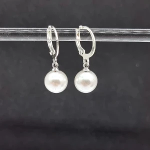 Handgjorda örhängen  - Mycket vacker och elegant●Material- rostfritt stål, plast pärlor ●Örhängeskrokar -rostfritt stål. Nickel fri. Längd - 2,5cm