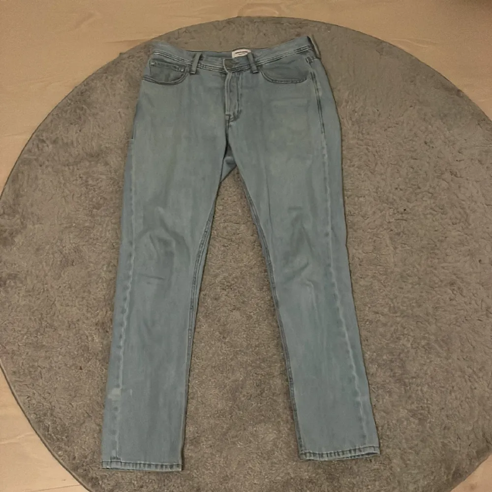 Stilrena ljusblå Jack And Jones jeans i storlek 32/34. Kontakta mig i DM vid intresse eller köp direkt!. Jeans & Byxor.
