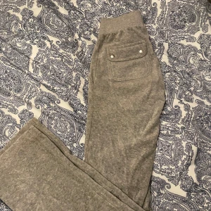 Juicy byxor - Säljer mina gråa juicy couture byxor i storlek xxs. Använda fåtal gånger (fint skick)då jag köpte ny färg. Säljer för 500kr💞