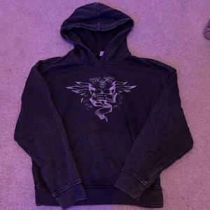 Grå hoodie - Väldigt bra skick och knappt använd. 