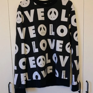 Moschino sweatshirt - Äkta moschino crewneck/sweatshirt 🙌😻 Nypris ca 3000 men köpt för ca 1300.  Nästan helt oanvänd och perfekt skick 🫶🏻 storlek L men passar som en bra oversize på mig som brukar ha XS. Sitter bra på brorsan som har M. 👍🏻