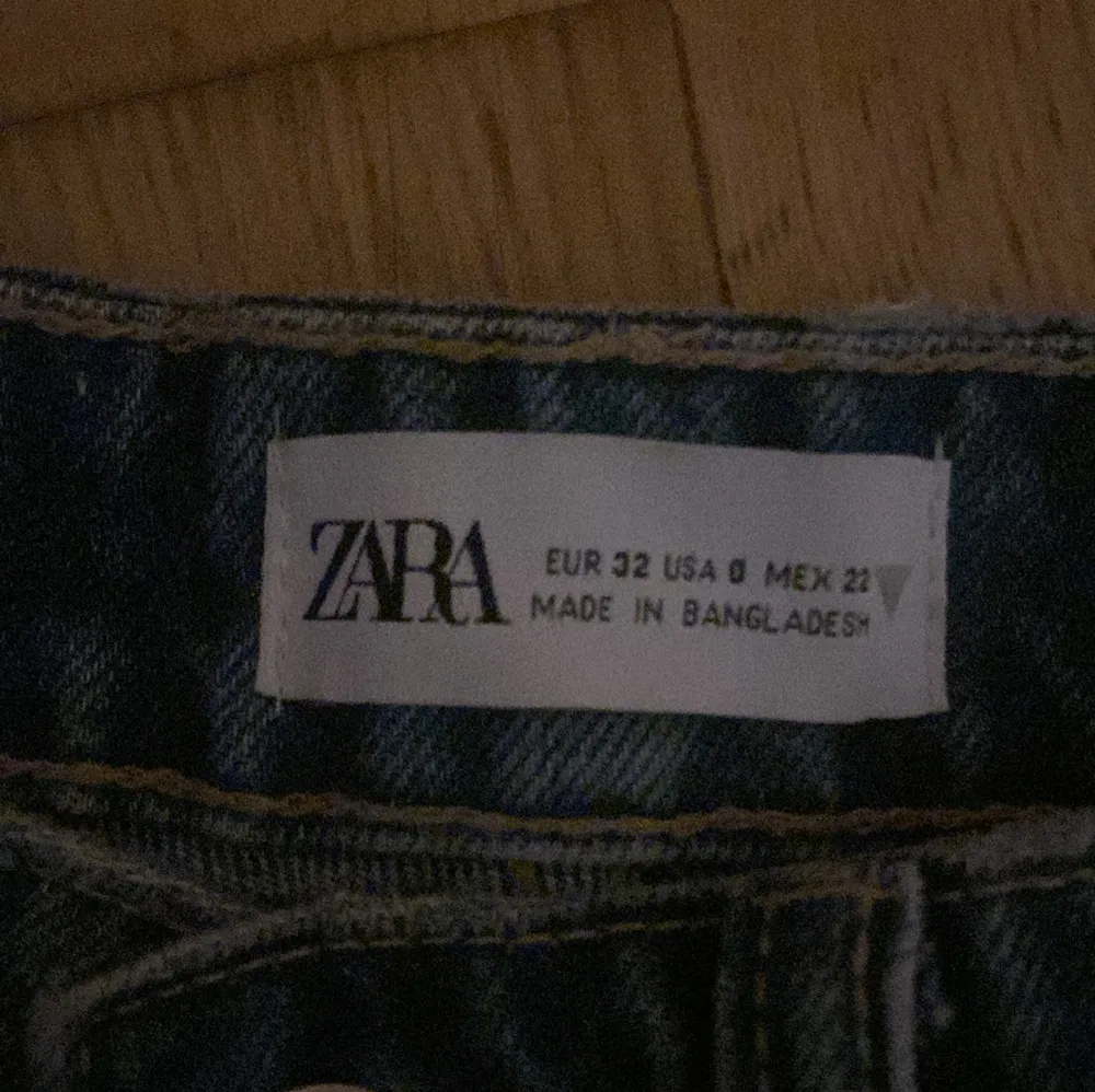 säljer dessa jeans eftersom de inte kommit till användning. Inga defekter. ( Den första bilden är lånad💘). Jeans & Byxor.