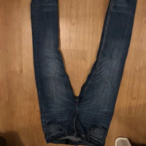 Skinny Fit & Denim Jeeans - Hej jag säljer dessa feta denim jeansen. Bra skick, säljer för dem it passar mig längre. Storlek 170. Vid fler frågor eller funderingar skriv i dm!