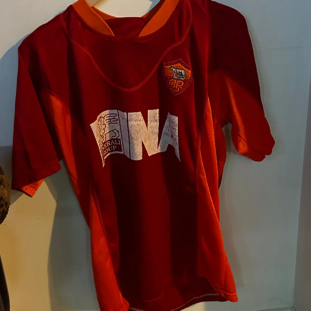 Vintage Totti T-shirt från hans tid i Roma Passar dig som är 177-185 cm. T-shirts.