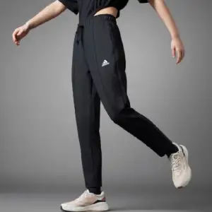 Träningsbyxor från adidas i storlek small. Helt nya med lappar kvar. Säljer pga fel storlek. Inköpspris 699kr  Bilder lånade från adidas hemsida.