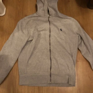 Ralph Lauren zip hoodie - Hej jag säljer denna feta Ralph Lauren zip hoodien då jag växt ut den. Nypris är runt 1000-1200 mitt pris 350. för fler frågor eller funderingar kom dm 