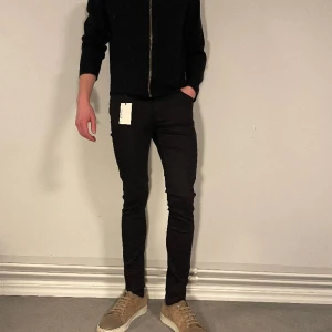 Tiger of Sweden jeans  - 26.Hej! Säljer nu dessa helt nya tiger of Sweden jeans. Modellen är 184cm Nypris 1499
