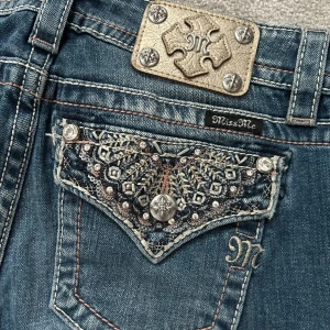 Miss Me jeans storlek 29 - Säljer mina älskade Miss Me jeans med lite bling då de har blivit för trånga. 