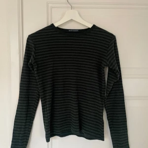 Långärmad topp - Långärmad topp från Brandy Melville. Snålt använd och i nyskick.