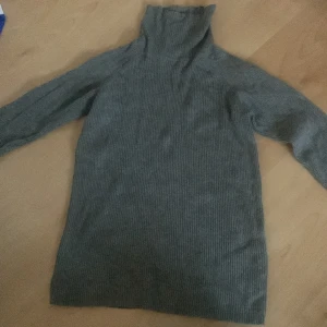 Grå Polotröja  - Den är ganska ”fitted” men väldigt stretchig, säljer den för att den aldrig används. Den är i bra skick och har bara användts några få gånger.