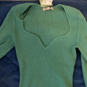 Grön blus från HM - Säljer denna gröna blus, helt oanvänd! Storlek xs 💓💓