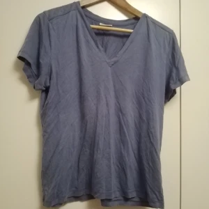 Weekday v-neck T-shirt Blå M - Blå tröja  Märke weekday V-neck Medium 