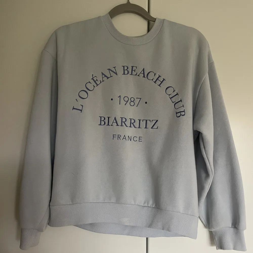 Säljer denna jättefina sweatshirten från Gina tricot. Endas använd vid 1 tillfälle och därmed mycket bra skick.🫶🏼Storlek XS. Tröjor & Koftor.