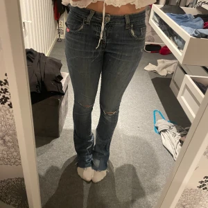 coola lågmidjade jeans - super snygga jeans som jag tyvärr måste sälja då dom blivit för små jag har gjort om dom från skinny jeans till bootcut🥰 långa i benen! mycket använda så det är nötta mellan benen men inget som syns, har även lagat hål. kom privat för fler bilder!💞💞