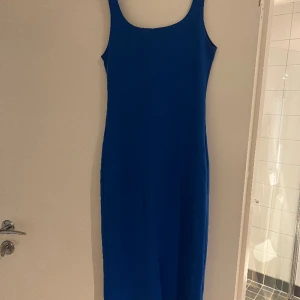 Klänning från Zara - Slits baktill 