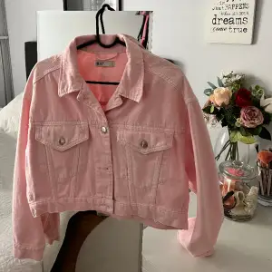 Säljer denna fina rosa jeansjacka som är använd få gånger, storlek S🤍