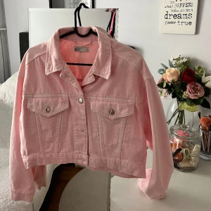 Jeansjacka - Säljer denna fina rosa jeansjacka som är använd få gånger, storlek S🤍