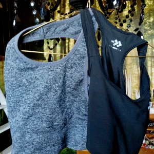 Träningstoppar Lager 157 - Aldrig använda Priset är för båda Brottarrygg