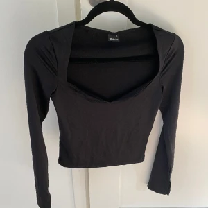 Gina tricot topp - Säljer denna Gina gruvor topp som jag använt 1 gång! Så skönt material! Nypris 279kr!💕