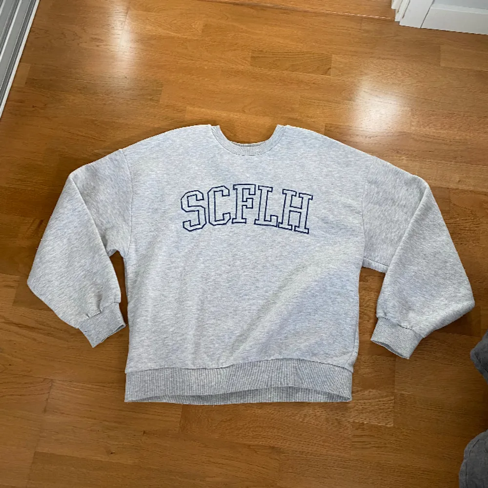 Säljer denna sweatshirt från ginatricot! Nypris 250kr💕. Hoodies.
