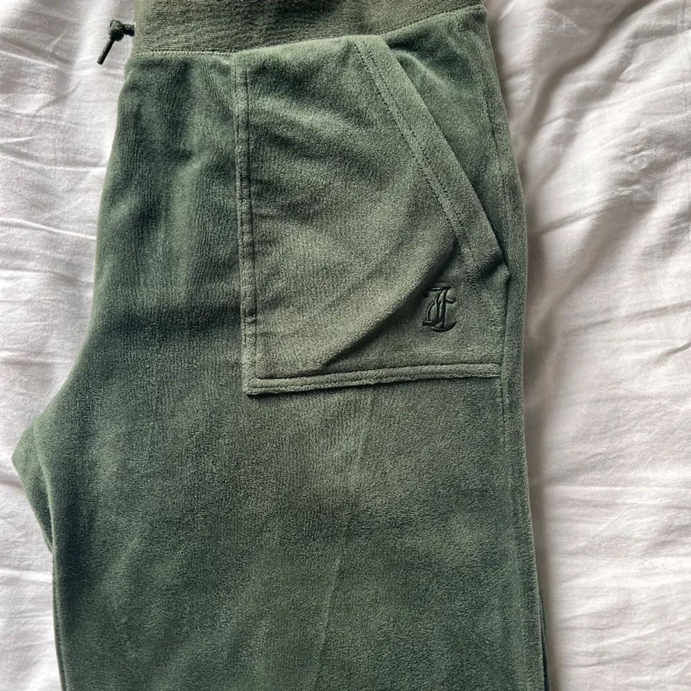 Koftan har fått blekning på kanten när jag färgade håret därav priset ❤️ kom dm för mer. (Man får båda två för 800) ☺️. Hupparit & Collegepaidat.