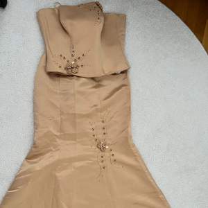 Säljer denna otroligt fina vintage set, en korsett topp med kjol. Storlek M!! OBS, dragkedjan på kjolen måste fixas!🤍