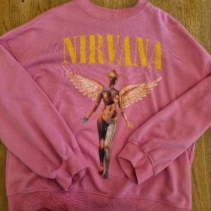 Sweatshirt från H&M med ett tryck på bandet Nirvana! En fin och lite oversized tröja🥰
