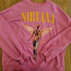 Nirvana sweatshirt - Sweatshirt från H&M med ett tryck på bandet Nirvana! En fin och lite oversized tröja🥰