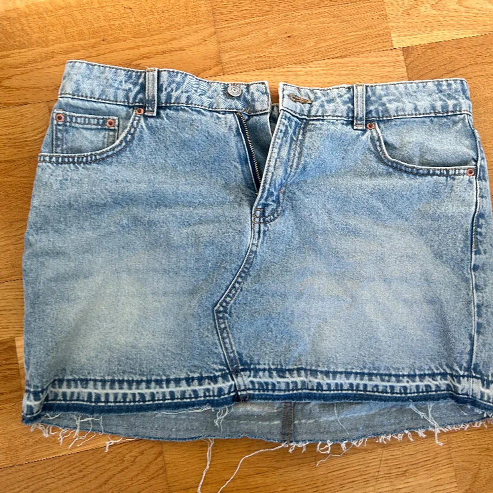 Snygg jeans kjol i storlek 42 men liten i storleken så skulle säga att den mer är i storlek 40💙. Kjolar.