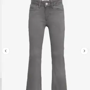Super snygga Jeans från Lindex. Använda en gång. Helt nytt skick. Skriv till mig om ni vill ha mer bilder på jeansen.