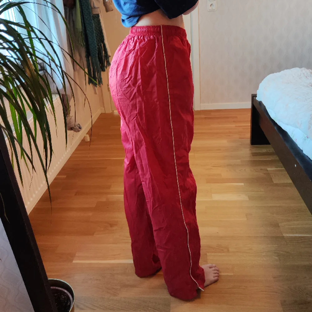 Supercoola Track Suit Pants i storlek XS, köpt på Beyond Retro❤️ Isolerar och är bra att röra sig i💃🏻 . Jeans & Byxor.