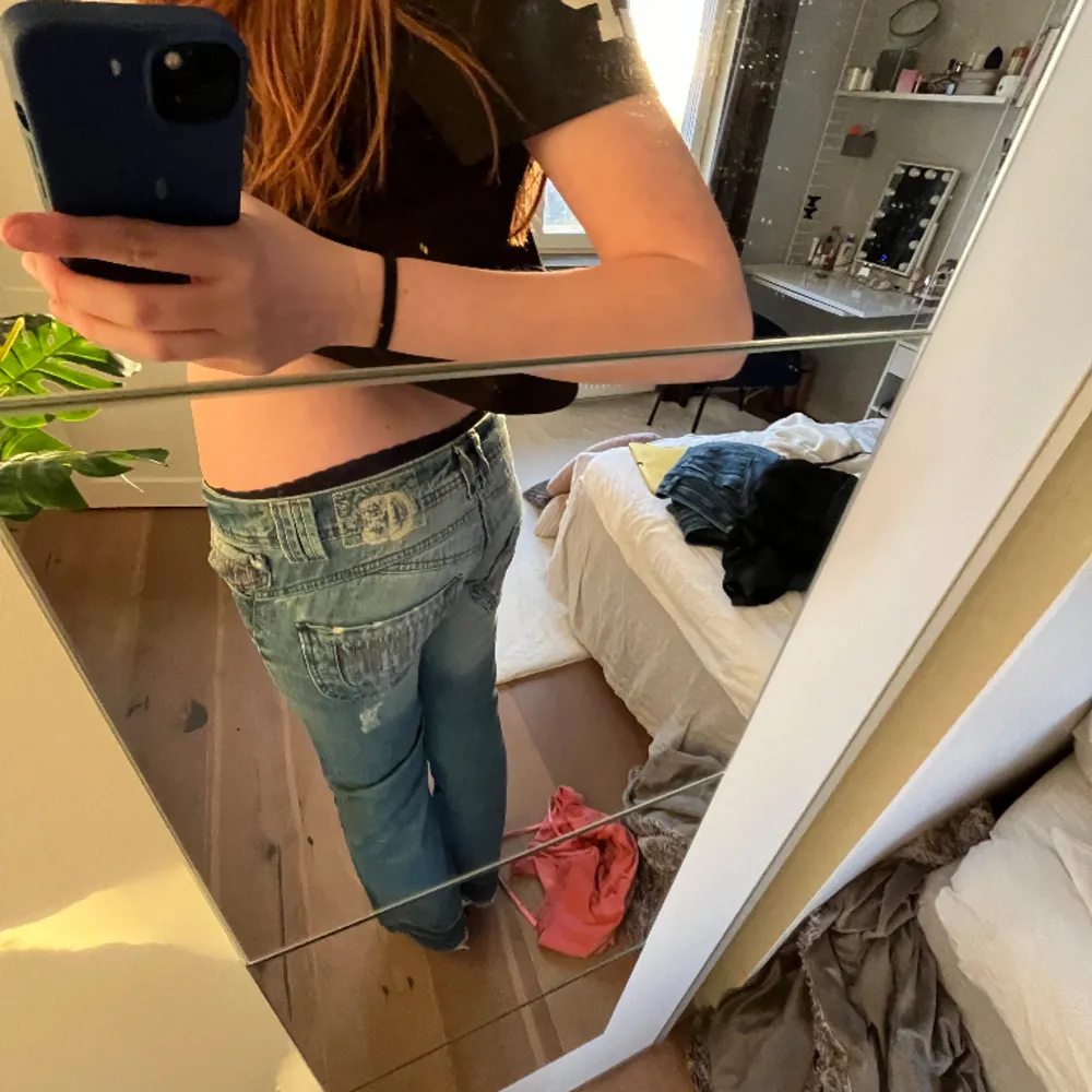 säljer dessa skitsnygga jeans som tyvärr är för små. Superbra skick🥰. Jeans & Byxor.